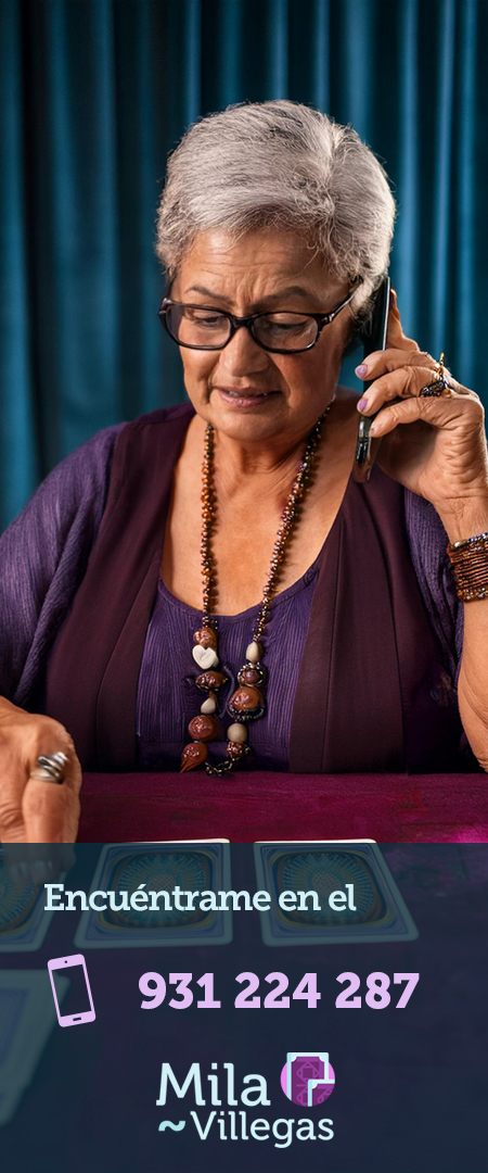 Mila Villegas, vidente, durante una consulta de tarot por teléfono