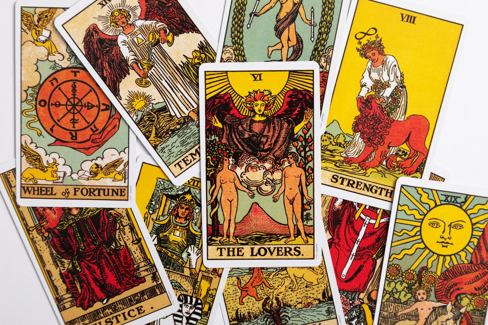 Carta de Los Enamorados entre otras cartas del tarot
