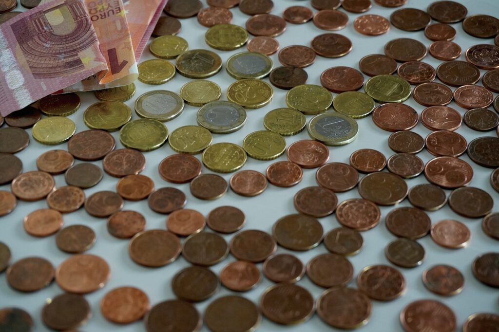 Monedas y billetes de euro sobre una mesa